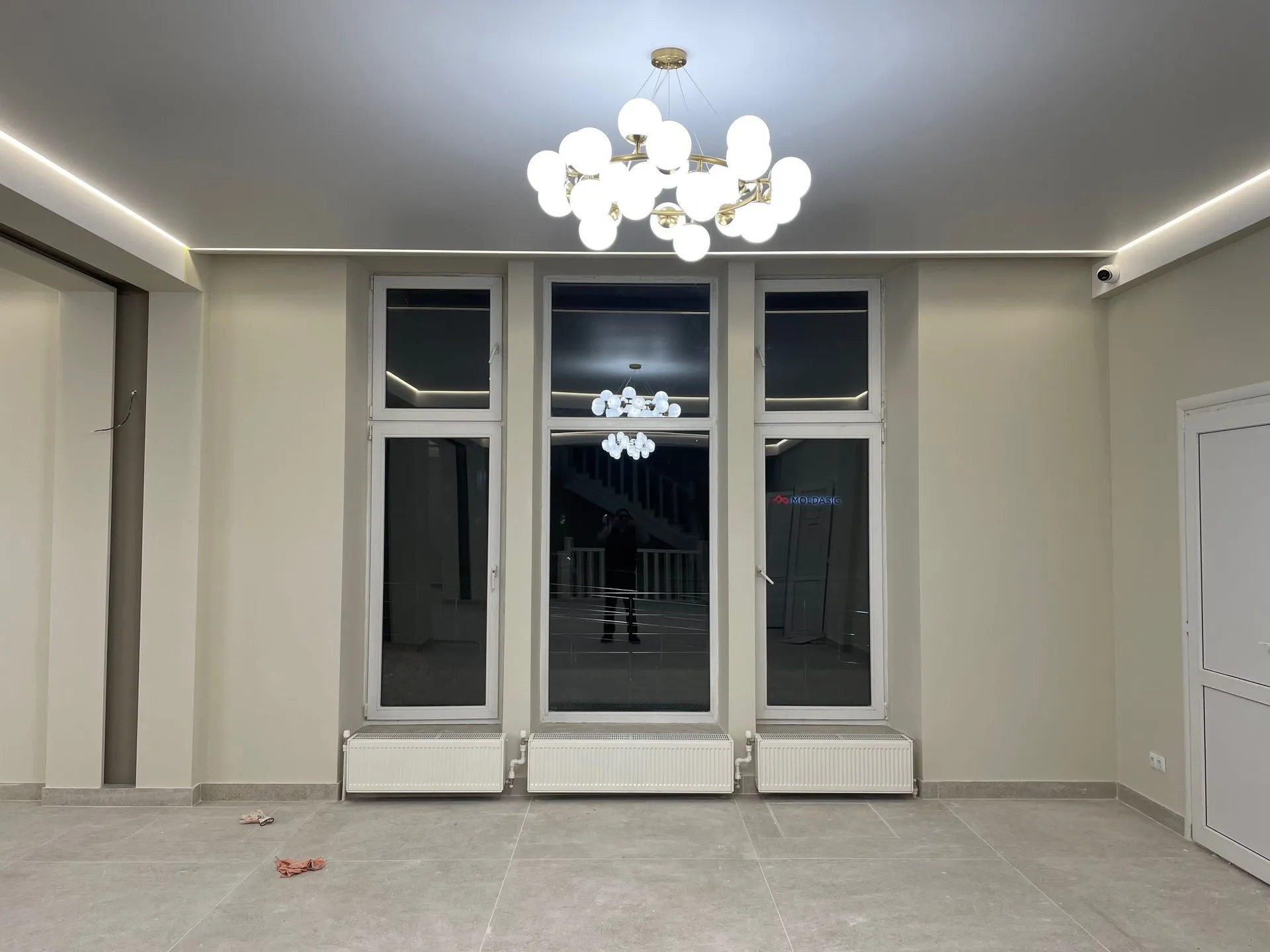 Потолок с подсветкой по периметру и люстрой